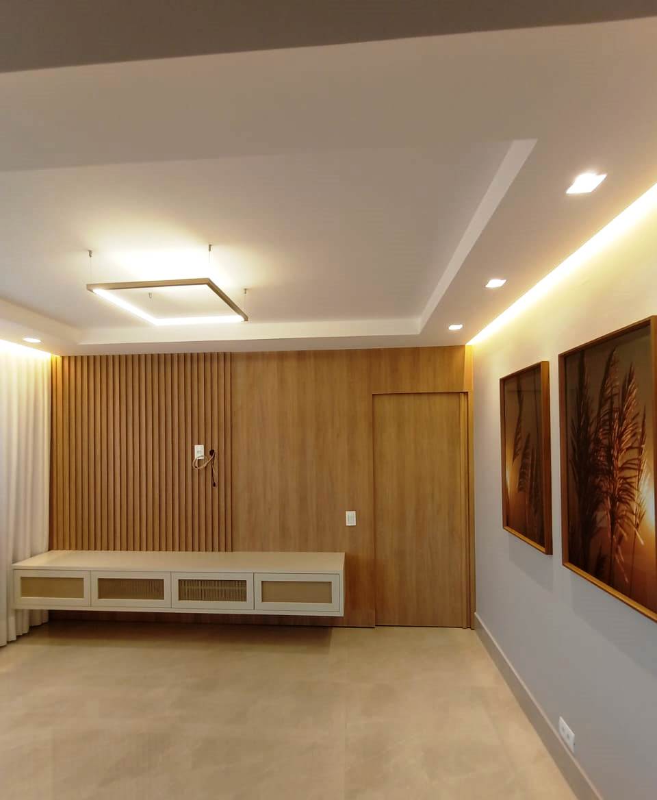 Projeto sala de TV com ripadinho, parede e porta.